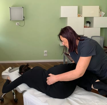 Osteopata esegue trattamento manuale su paziente a Terni