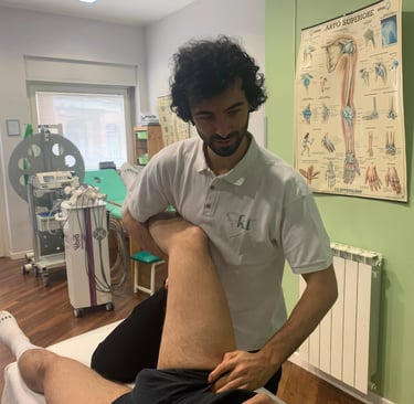 Fisioterapista esegue valutazione fisioterapica per riabilitazione post intervento a Terni