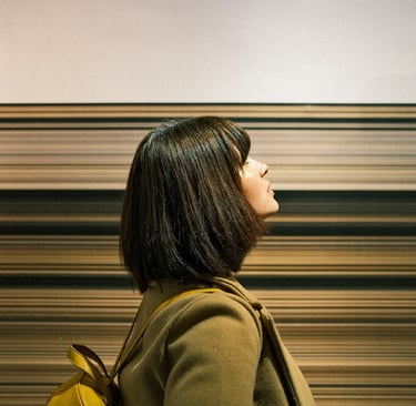 Eine Frau stellt sich Fragen zu ihrem Leben und sucht Unterstützung durch astrologische Beratung