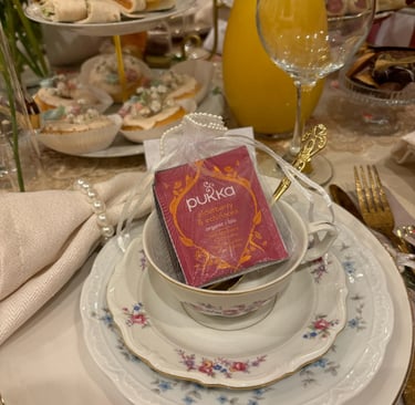 Theeservies op gedekte tafel