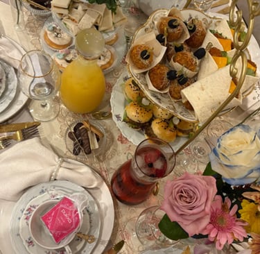 Gedekte tafel met etageres voor een high tea