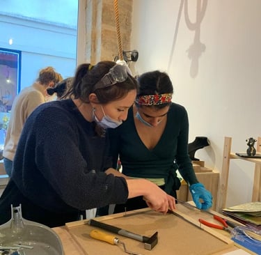 Elève en cours de vitrail à Paris — stage en petit comité chez Édith Théret