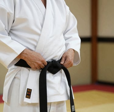 Faixa preta segurando na própria faixa