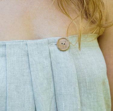 Moteris su lininiu rankšluosčiu