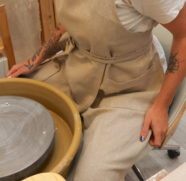 Tablier de potier en lin porté dans un atelier de céramique.