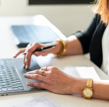 séance portrait professionnelle d'une courtière, photo de ses main qui travaillent à son ordinateur