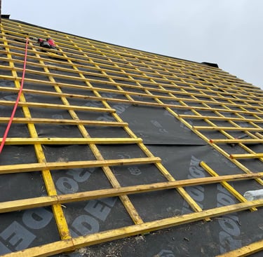 Pose d’un écran sous-toiture HPV et liteaux neufs avant tuiles — Saint-Germain-en-Laye