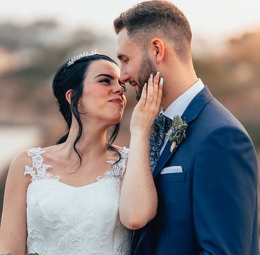 novios mirándose en el dia de su boda en la playa de granada
