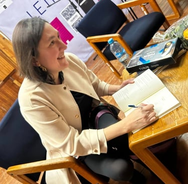 La escritora Ale Lobato firmando y dedicando su libro Mulata