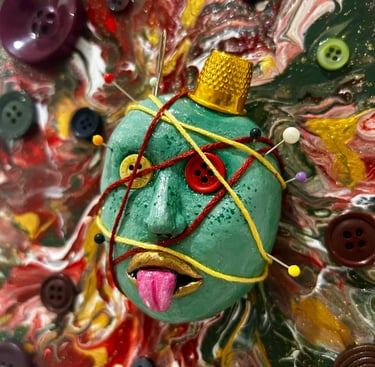 Ilona Paris tableau d'un visage vert avec des yeux en boutons