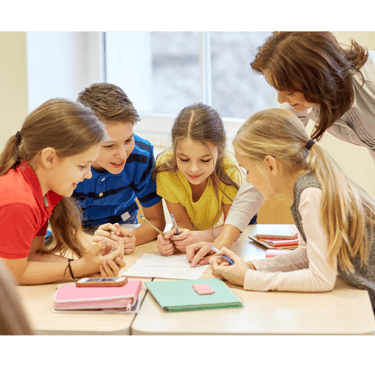 Korepetitorius vaikams aiškina užduotį gyvai