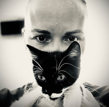 photo femme et chat en noir et blanc