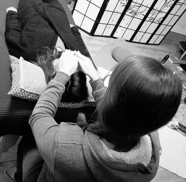 femme qui donne un soin energetique a une autre femme lors d'une formation magnetisme à nantes avec Christophe Meunier