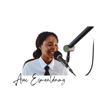 fille qui enregistre un podcast avec un micro