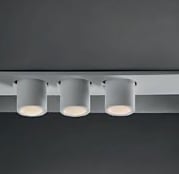 Sistema de iluminación TAUK 3 con tres focos de superficie en riel, negros