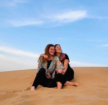 Eva et Manon dans le désert de Jaisalmer en Inde au coucher de soleil.