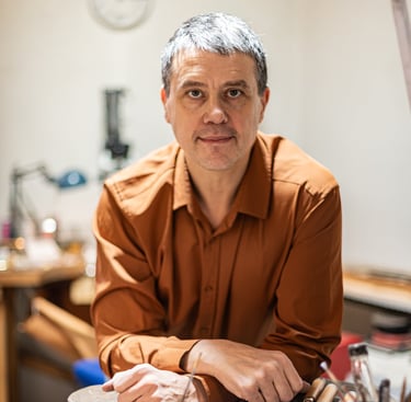portrait professionnel d'un artisan joaillier dans son atelier