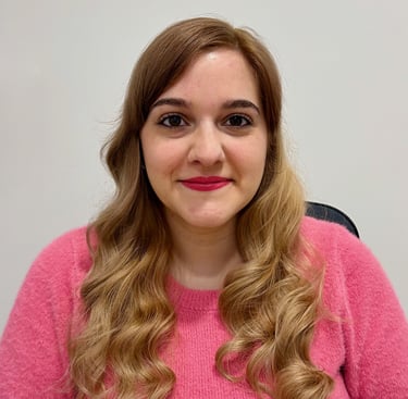 Fotografía de Fuencisla Martín. Mujer joven de pelo largo rubio, viste un jersey rosa