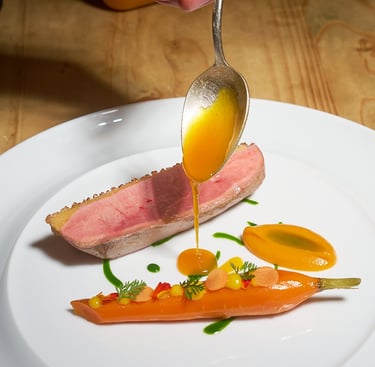 Magret de canard des Alpilles, carottes glacées au miel et jus corsé au romarin, cuisine provençale 
