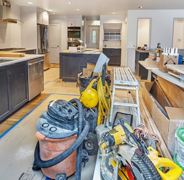 Imagen de una cocina al final de la obra.