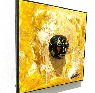 Ilona Paris tablune sculpture noir ressemblant à un masque qui émerge d'un tableau jaune vu de côtés