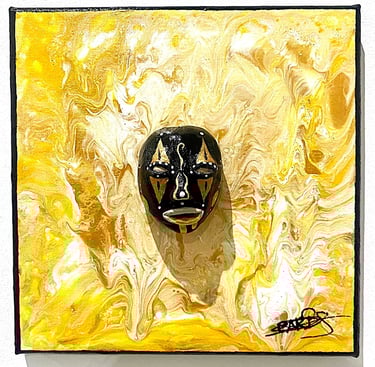 Ilona Paris tableau d'une sculpture noir ressemblant à un masque qui émerge d'un tableau jaune