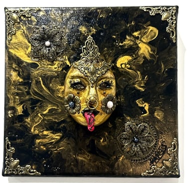 Ilona Paris tableau d'une sculpure  d'un visage de femme dorée ressemblant à une déesse