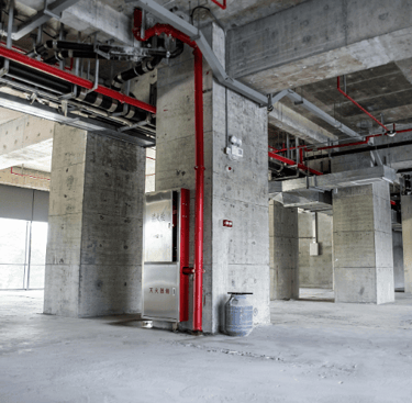 Imagen de una planta diáfana y vacía de edificio en construcción, 