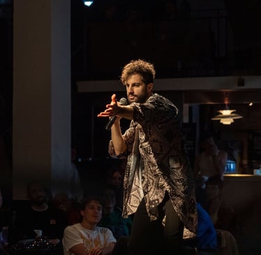 Habibi lors d'une scène à Histoire de Q