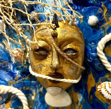 Ilona Paris tableau d'un visage au milieu de ficelles et de coquillages