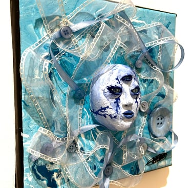 Ilona Paris tableau d'une sculpture d'un visage bleu avec trois yeux et du tissu autour
