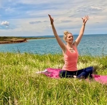 Im Einklang mit Natur & Körper – Yoga jederzeit im Alltag, hier auf der Wiese oberhalb der Klippen