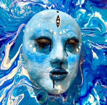 Ilona Paris tableau d'une sculpture bleue qui émerge d'un tableau bleu vu de près