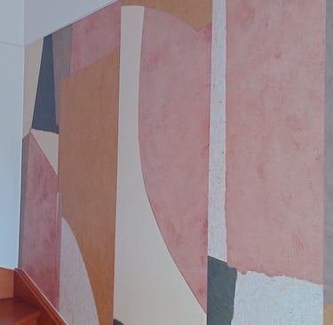 Revêtement mural avec plusieurs formes multicolores, réalisé par Entreprise Couleurs Bassin