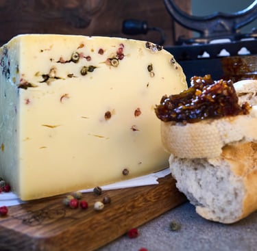 Pipirinis sūris - nepasterizuoto pieno sūris su pipirais, druska, fermentais ir pienarūgščiu raugu