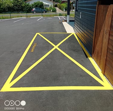 Marquage au sol pour espace de livraison, réalisé par Entreprise Couleurs Bassin