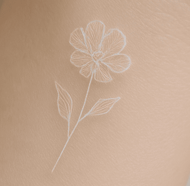 tatuaje en tinta blanca realizado en un estudio de tatuajes en Valencia