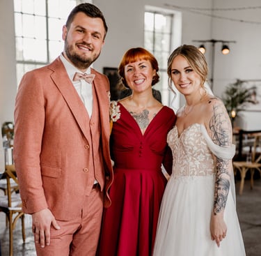 Hochzeit in Niedersachsen. die tätowierte Braut sieht fabelhaft aus. das Hochzeitspaar ist happy