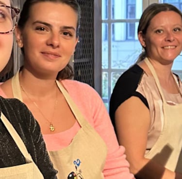 Fierté et bonne humeur après un atelier de peinture entre copines