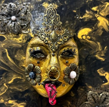 Ilona Paris tableau d'une sculpure  d'un visage de femme dorée ressemblant à une déesse