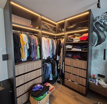 гардеробна по поръчка с LED осветление и отворени рафтове – реализиран проект BrosMebel