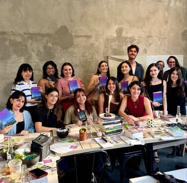 Miembros del Club Cooltura Literaria con el libro Todos los fines del mundo de Andrea Chapela.