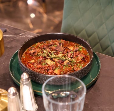 Plat mijoté halal aux saveurs épicées au restaurant La Parisienne à Nîmes