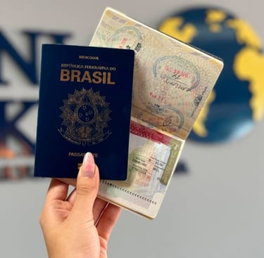 Passaporte brasileiro com visto americano renovado.