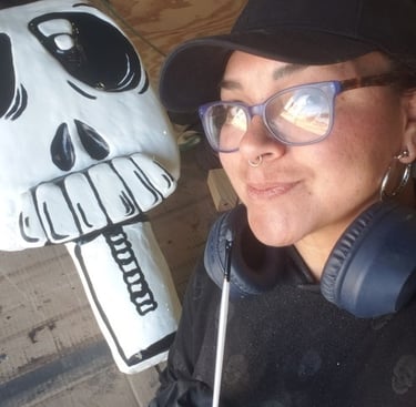 alma detallando pintura en cartoneria