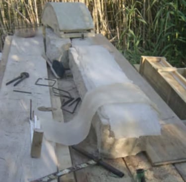 Pegando a textura das pedras antigas com silicone para as formas novas