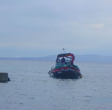 Transporte por barco do material de construção em Susak, Croácia