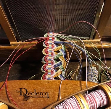 Détails de fabrication d'une passementerie Declercq sur une machine
