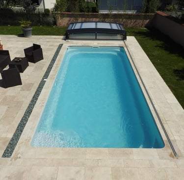 Panoramavy genom transparent teleskopiskt pooltak