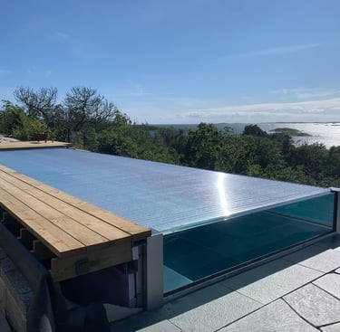 Pool med isolerande pooltak som höjer vattentemperaturen effektivt